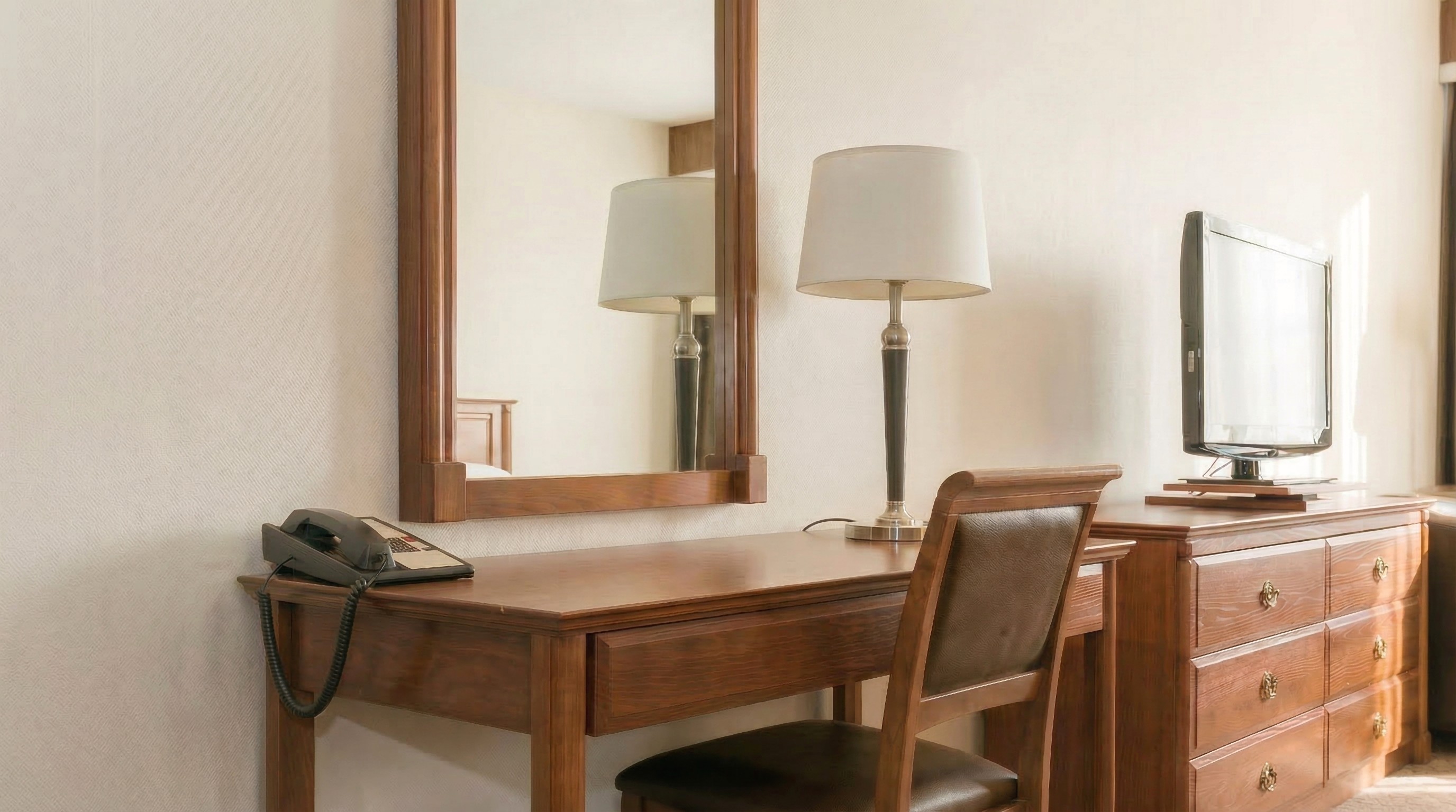 Two-Queen Sanctuary — work desk area